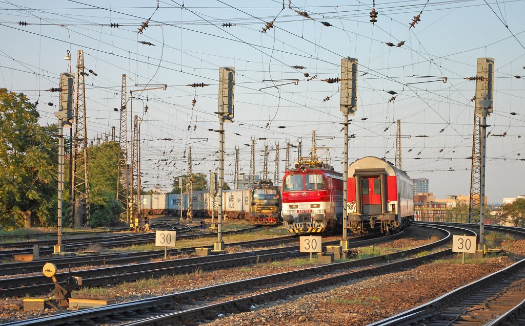 240 034-1 ČD Cargo mit einem Containerzug, 240 111-5 mit Fernzug R 720 „Vtčnik“ Prievidza/Priwitz – Leopoldov/Leopoldstadt – Bratislava hl. st./Preburg Hbf., und Regionalzug Os 3033 Bratislava hl. st. – Trnava – Leopoldov vor Einfahrtssignale des Preburger Hauptbahnhofes; 13.08.2012