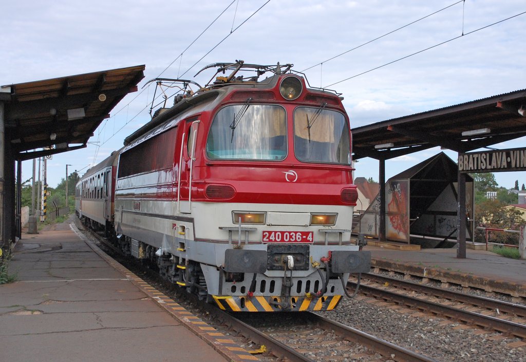 240 036-4 mit Regionalzug Os 4622 Nov Zmky/Neuhusel (15:44) – Galanta – Bratislava hl. st./Preburg Hbf. (17:22) fhrt in B.-Vinohrady/P.-Weinberge ein; 07.08.2012 