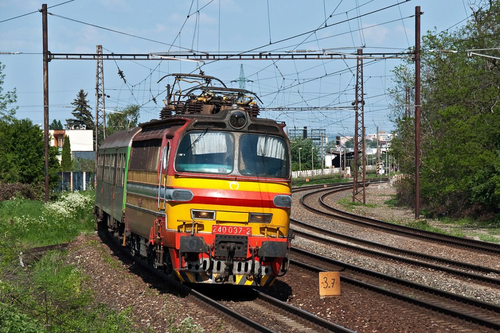240 037 ist mit Os 3008 von Leopoldov nach Bratislava Hauptbahnhof unterwegs. Bratislava Vinohrady, am 30.04.2012.