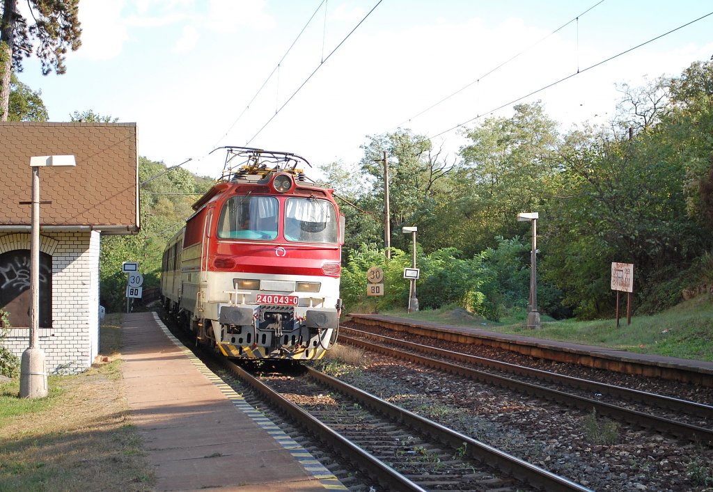 240 043-0 mit Regionalzug Os 2018 Šaľa/Schala – Galanta – Bratislava hl. st./Preßburg Hbf. – Kúty durchfährt Haltepunkt B.-Železná studienka/P.-Eisenbrunnen; 20.09.2012