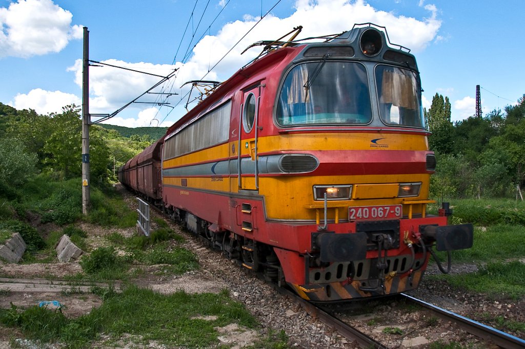 240 067 mit einem Ganzzug bei Bratislava-Mlada-Garda. Die Aufnahme entstand am 13.05.2013.
