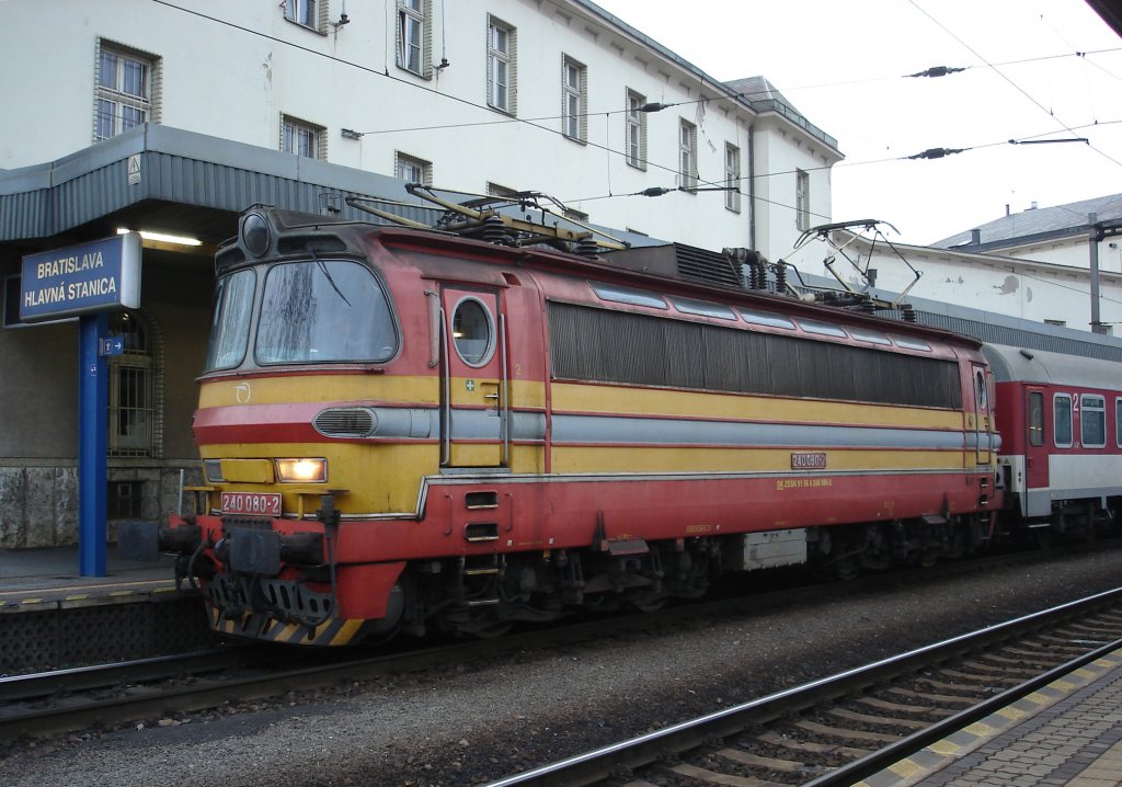 240 080-2 vor Abfahrt mit Expre-Zug Ex 531 „Hron“ („Der Flu Gran“) Bratislava hl. st./Preburg Hbf. (16:01) – urany/Schuran – Levice/Lewenz – Zvolen os. st./Altsohl Persbf. – Bansk Bystrica/Neusohl (18:59); 02.01.2012