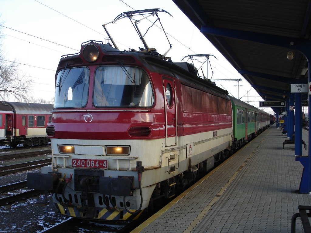 240 084-4 im Bahnhof Bratislava-Nov Mesto/Preburg-Neustadt vor Abfahrt mit Regionalzug nach Galanta (Westslowakei); 27.12.2010 