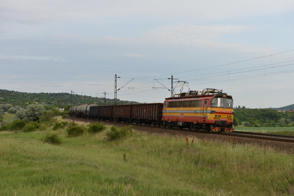 240 088 mit einem Gterzug Richtung Slowakei am 09.06.2012 unterwegs bei Biatorbgy.