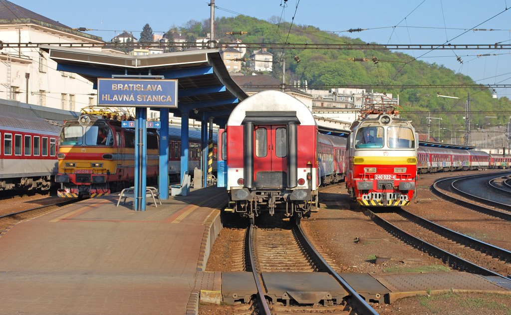 240 096-8 u. 240 022-4 ∙ „Lamintka“-Loks am Preburger Hauptbahnhof morgens, 18.04.2012