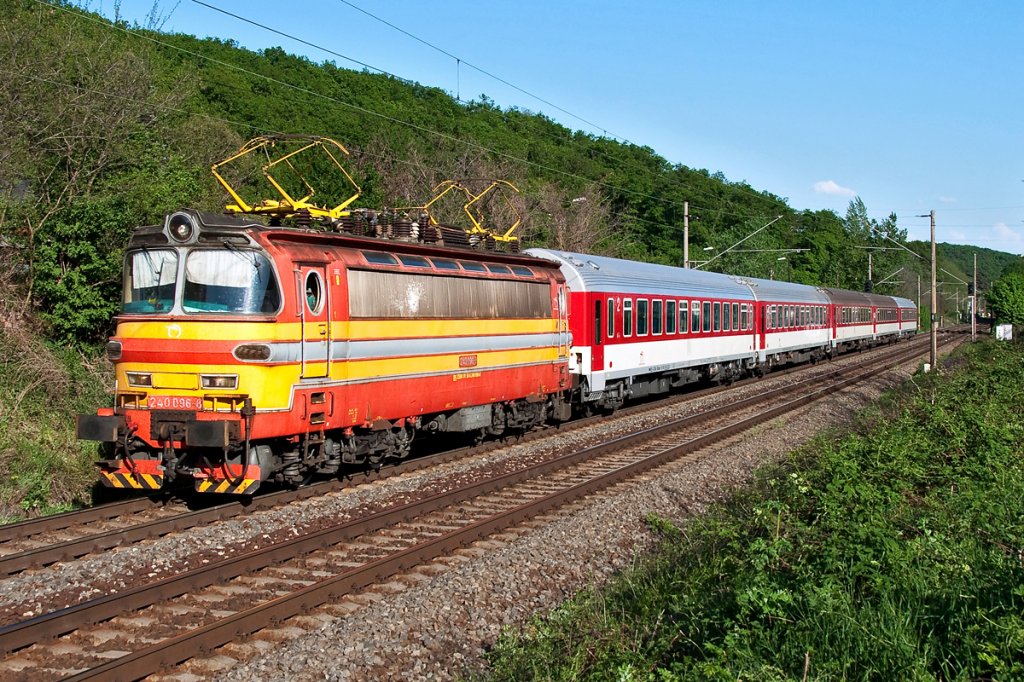 240 096 ist mit OS 2022 von Bratislava Hauptbahnhof nach Kuty unterwegs. Die Aufnahme enstand bei Bratislava - Lamac, am 30.04.2012.