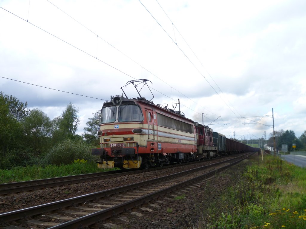 240 109-9 und 742 357-7 durchfahren am 22.09.11 Jindrichov nach Cheb.

