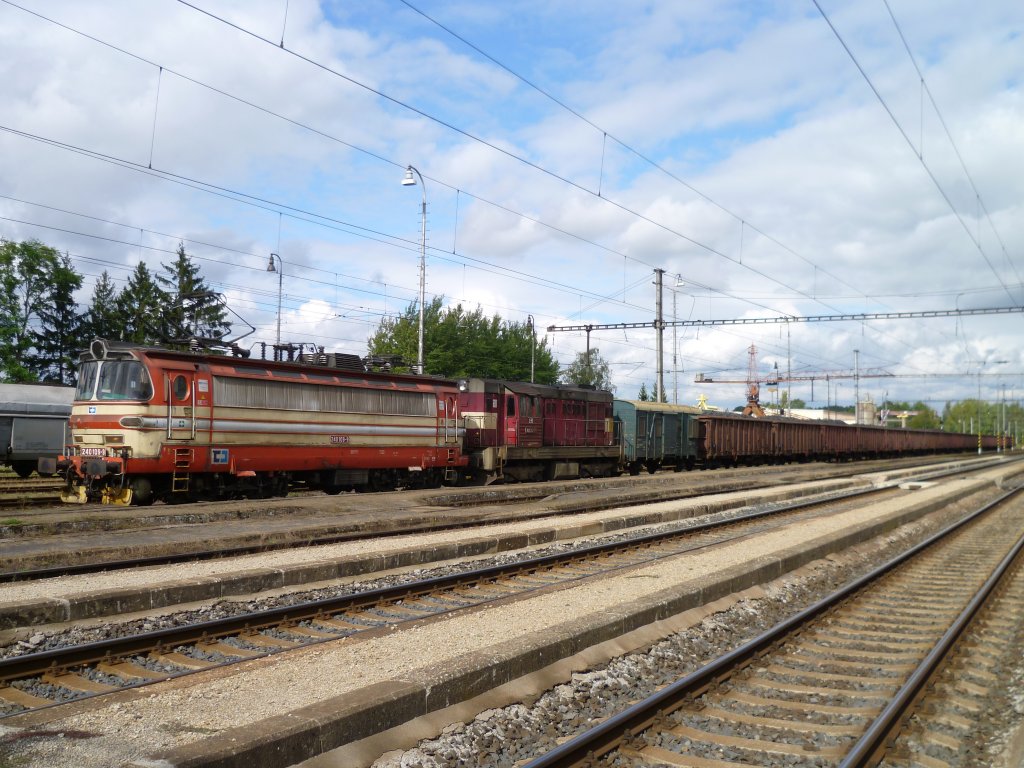 240 109-9 und 742 357-7 stehen am 22.09.11 in Trsnice zur Abfahrt nach Cheb bereit.
