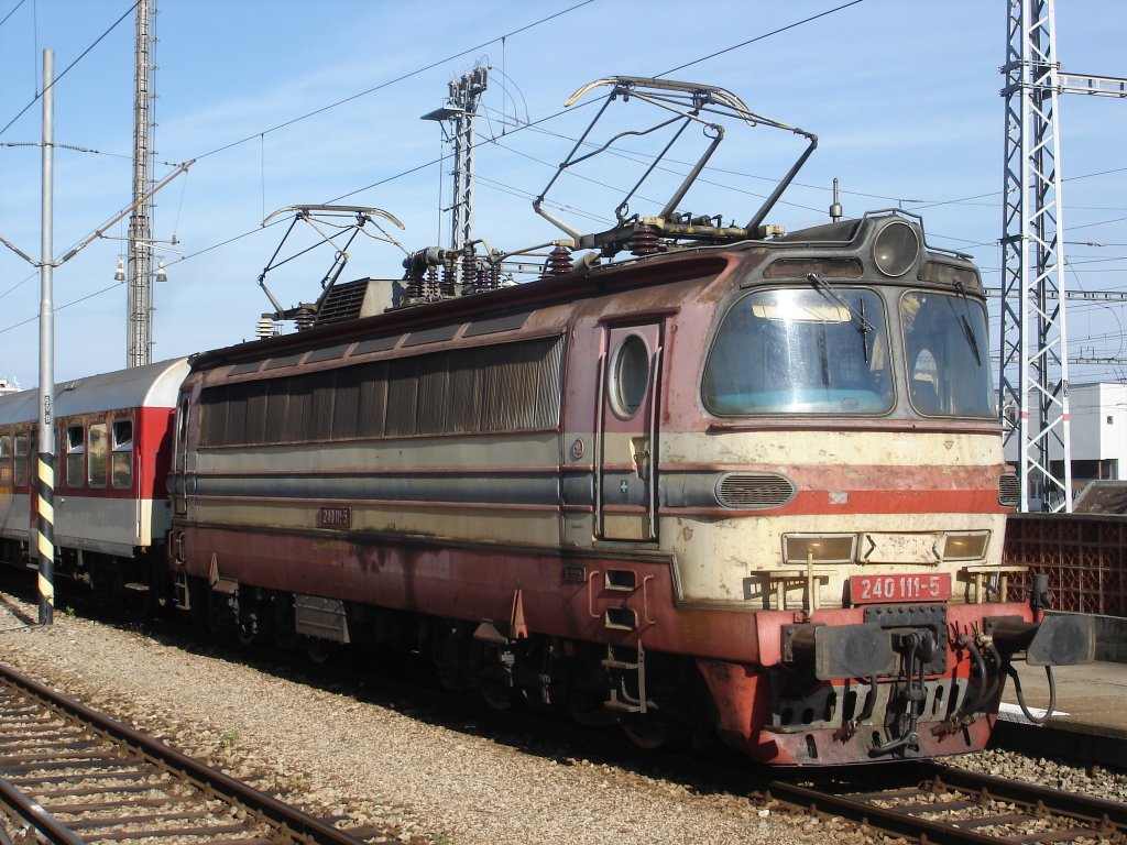 240 111-5 der SSK (Eisenbahngesellschaft der Slowakei) mit Regionalzug Trnava/Tyrnau – Senica/Senitz – Kty/Kutti, im Bereich der Nebenbahnsteige des Ausgangsbahnhofes; 19.09.2010