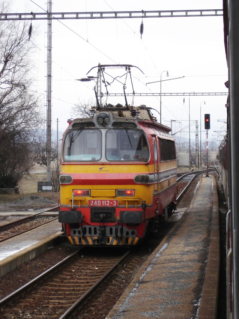 240 112-3 ∙ E-lok in Bahnhof Lok (Kr. Levice, Westslowakei); 16.01.2012