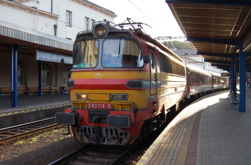 240 114-9 der SSK (Eisenbahngesellschaft der Slowakei) mit einem Personenzug bei der Bahnsteig 2 in Bratislava hl. st./Preburg Hbf.; 19.06.2011