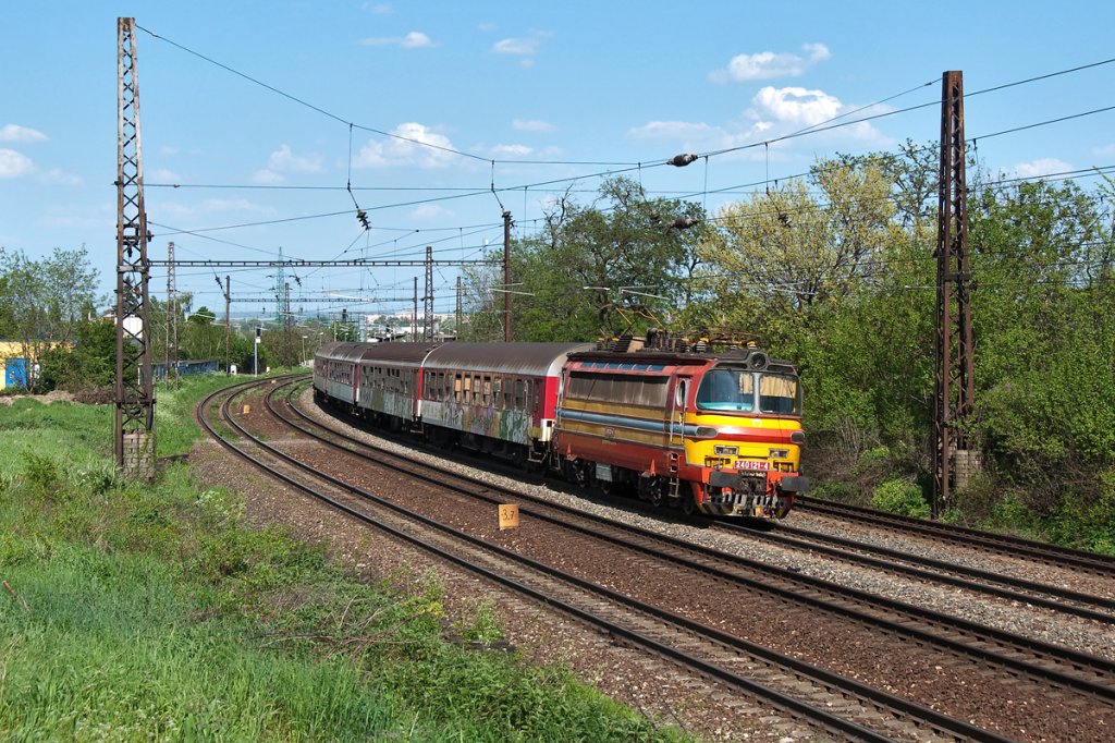 240 121 ist mit Os 2018 von Sala nach Kuty unterwegs. Bratislava Vinohrady, am 30.04.2012.