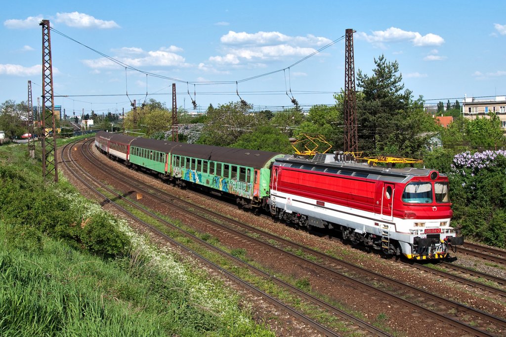 240 134 im schnsten Lack, ist mit Os 4620 von Nove Zamky nach Bratislava Hauptbahnhof unterwegs. Die Aufnahme enstand bei Bratislava - Vinohrady, am 30.04.2012.