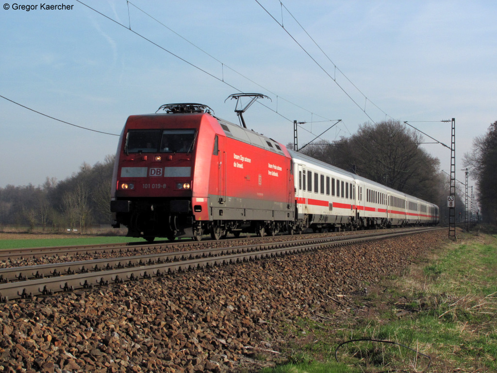 24.03.2011: 101 019-8 hat mit dem IC 2273 (Kassel-Karlsruhe) Ihr Ziel Karlsruhe Hbf fast erreicht. Aufgenommen zwischen Weingarten und Karlsruhe-Durlach.