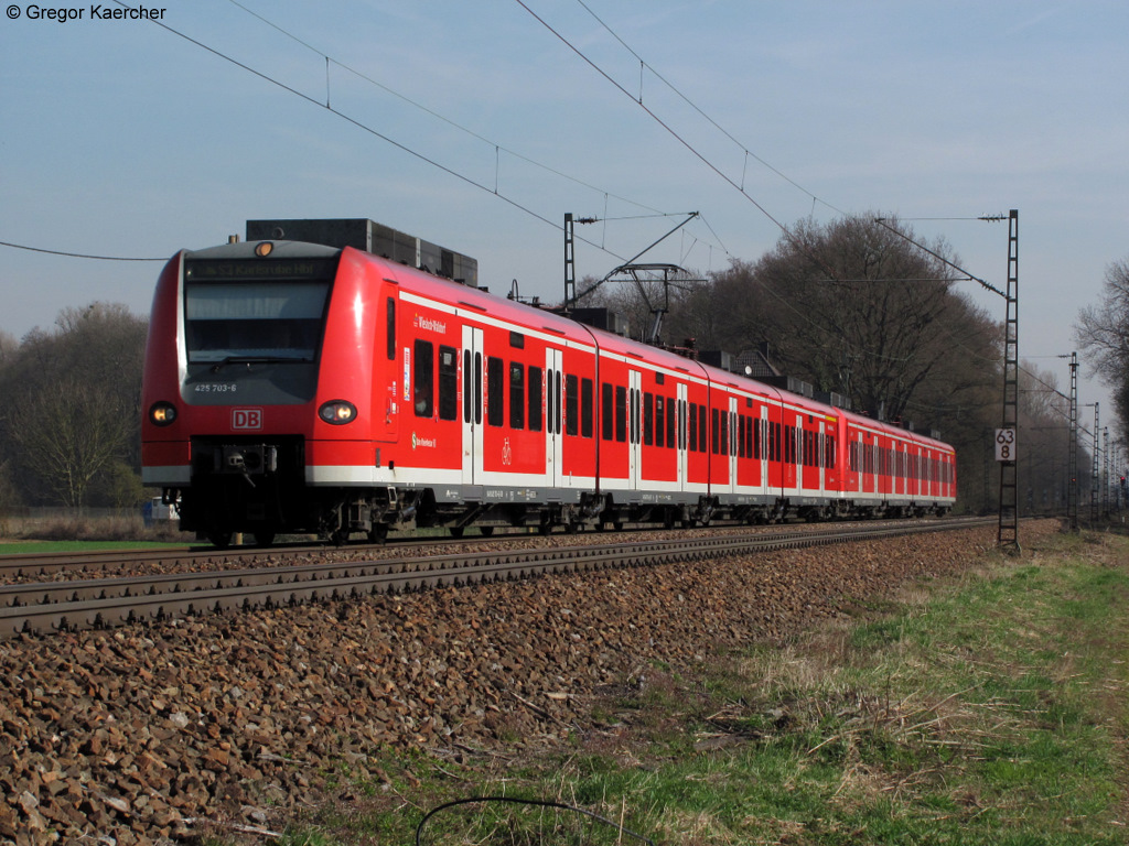 24.03.2011: 425 203 mit Stdtenamen Wiesloch-Walldorf und 425 209 mit Stdtenamen Speyer der S-Bahn Rhein-Neckar fahren als S3 nach Karlsruhe Hbf. Aufgenommen zwischen Weingarten und Karlsruhe-Durlach.