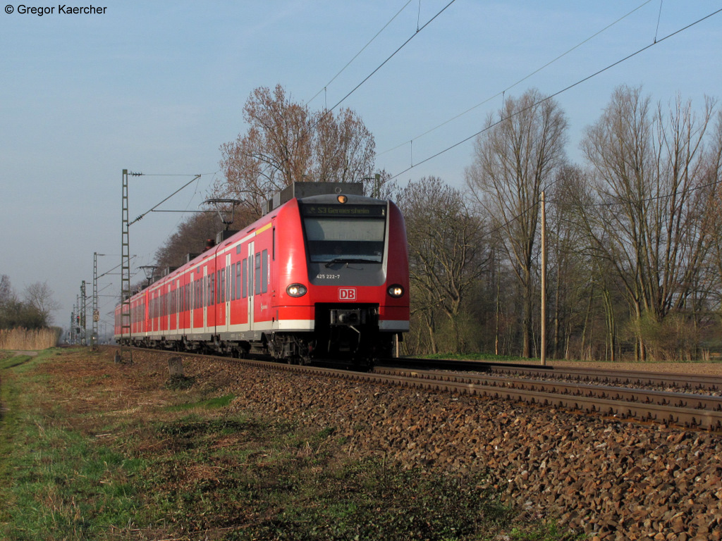 24.03.2011: 425 222-7 mit einem weiteren 425 der S-Bahn Rhein-Neckar als S3 von Karlsruhe nach Germersheim ber Heidelberg, Mannheim. Aufgenommen zwischen Karlsruhe-Durlach und Weingarten.