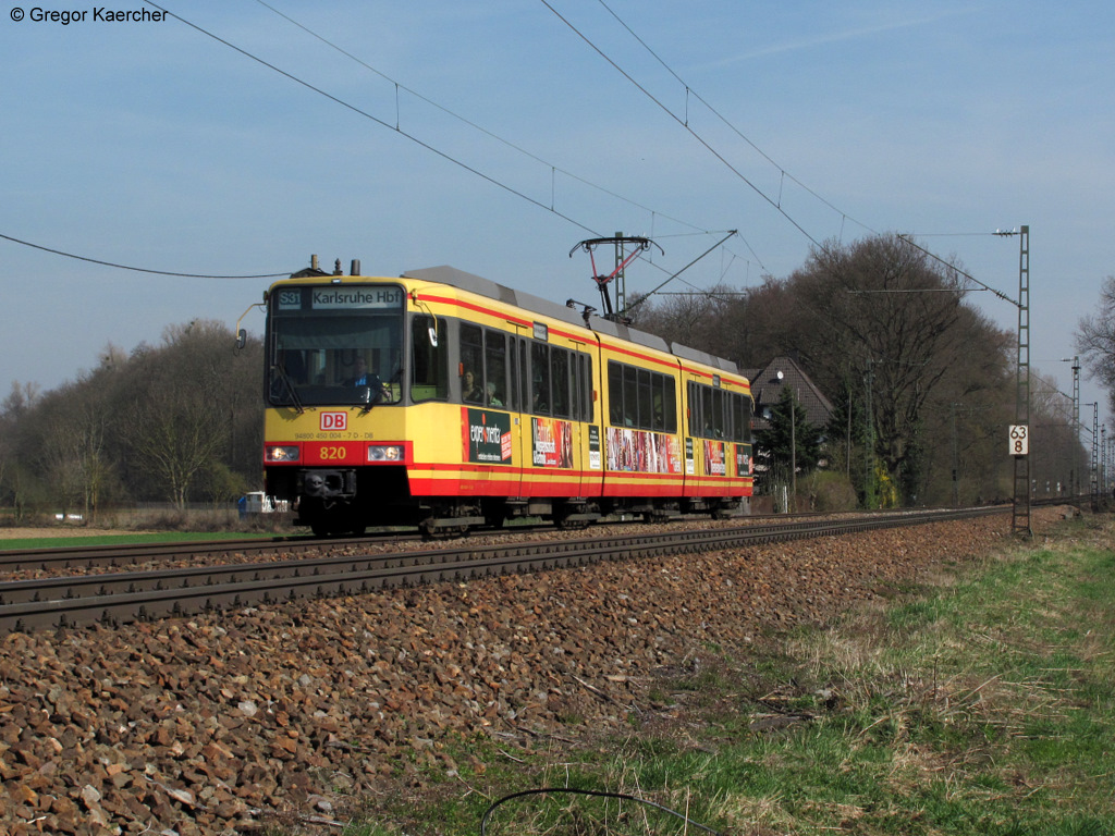 24.03.2011: Wagen 820 mit dem DB-Keks unterwegs als S31 von Odenheim nach Karlsruhe. Der Triebwagen wirbt fr die Experimenta Heilbronn. Aufgenommen zwischen Weingarten und Karlsruhe-Durlach.