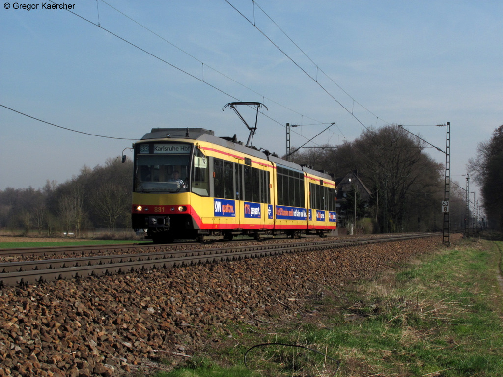 24.03.2011: Wagen 881 mit Werbung von KVV Quattro als S32 von Menzingen nach Karlsruhe Hbf. Aufgenommen zwischen Weingarten und Karlsruhe-Durlach.