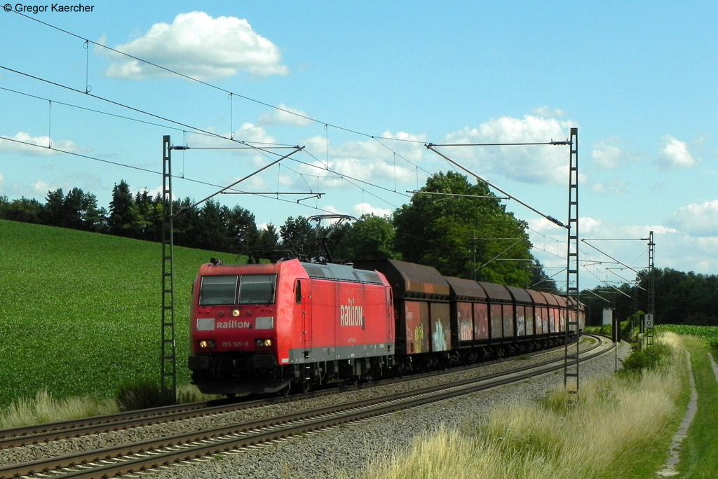 24.06.2011: Die 185 165-8 zieht einen stark verschmierten, langen und leeren Erzzug Richtung Norden. Aufgenommen bei Helmsheim. Auf dem Bild ist nur etwa knapp die Hlfte vom gesamten Zug zu sehen.