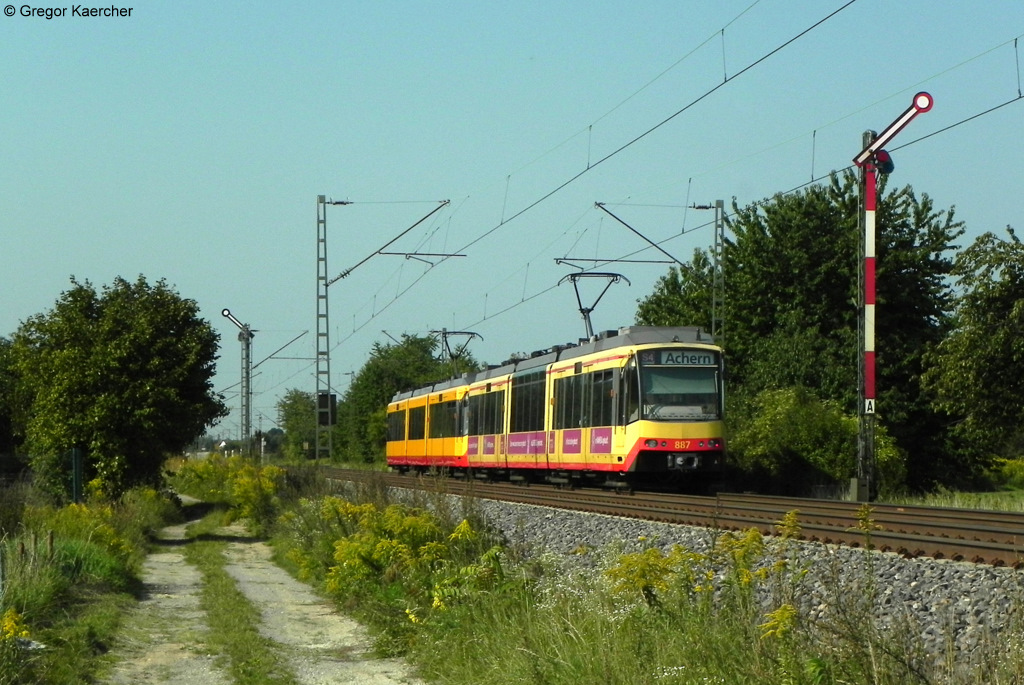 24.08.2011: Wagen 866 in seinem Versuchslook und Wagen 887  besserreisen.com  als S4 nach Achern an der BK Basheide zwischen Forchheim und Durmersheim.