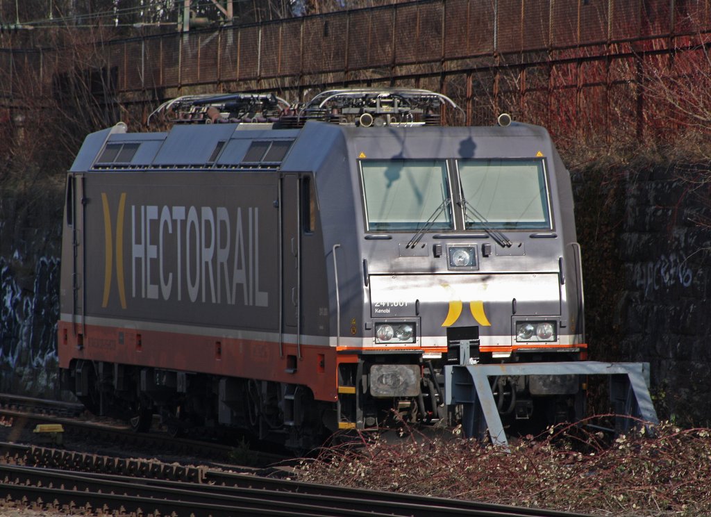 241 001  Kenobi  der HECTOR RAIL am 29.01.2011 in Siegen-Weidenau abgestellt. Die 241 ist eine Bombardier TRAXX F140AC2.  Es sind Zweisystemloks, um auch in Dnemark eingesetzt werden zu knnen, die im wesentlichen der deutschen Baureihe 185.2 entsprechen. 