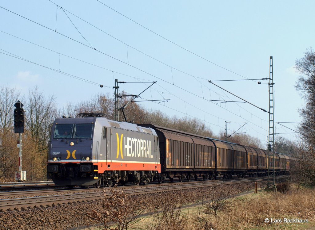 241 002-3  Skywalker  von Hectorrail hat am 20.03.11 einen langen Schiebewandwagenzug am Haken und bringt diesen Richtung Padborg. Aufgenommen bei der Durchfahrt in Halstenbek.