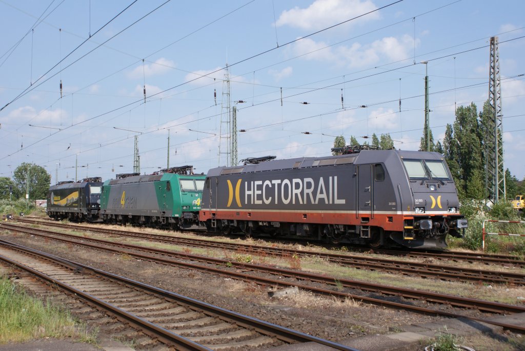 241 003 (Hectorrail), 185 550 (R4C) und 185 674 (Alexande Neubaue) waren am 07.06.2010 in Kefeld Hbf abgestellt