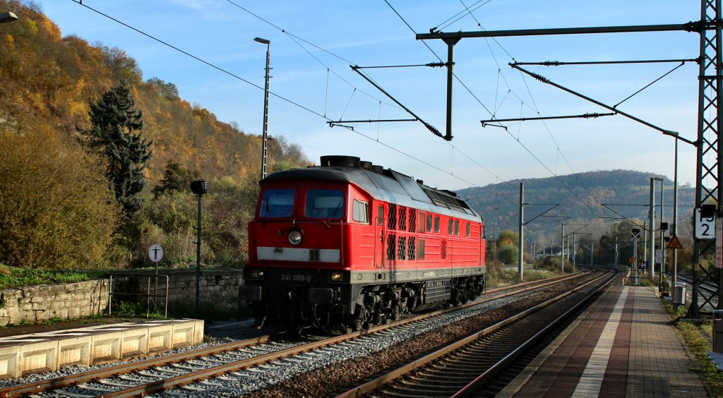 241 008-2 ist am 28.10.11 Solo auf der Saalbahn in Richtung Sden unterwegs und passiert hier gerade Dornburg (Saale).
