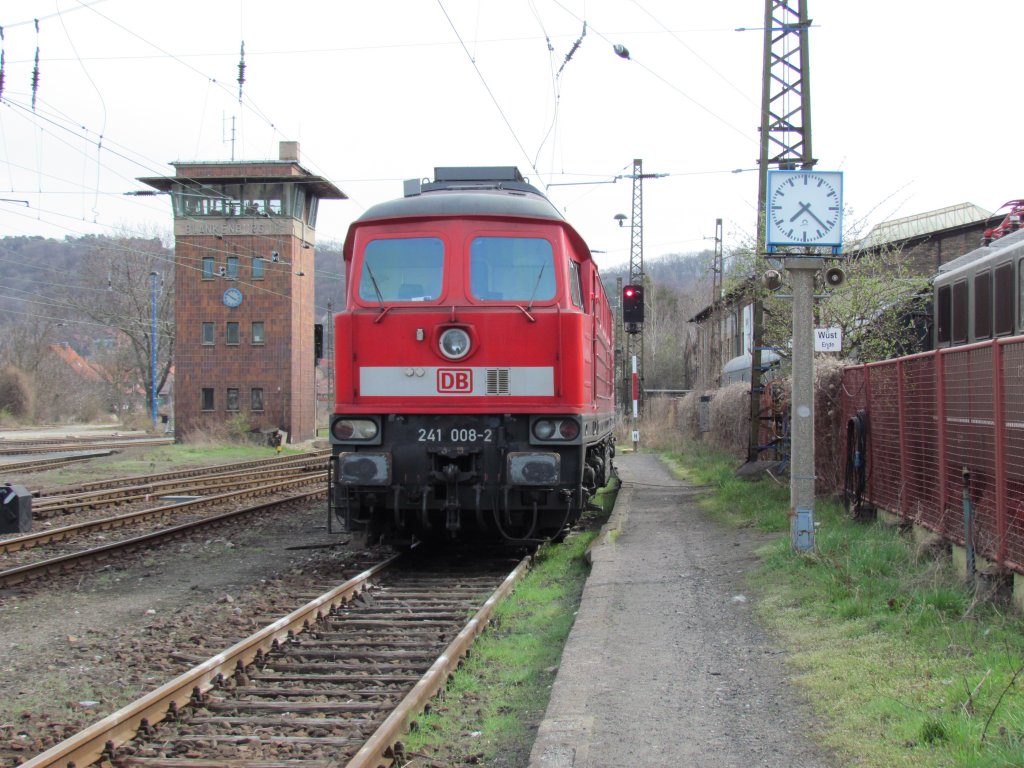 241 008 2 wartet im Bahnhof von Blankenburg (Harz) auf neue Aufgaben im Gterverkehr am 20.04.2013