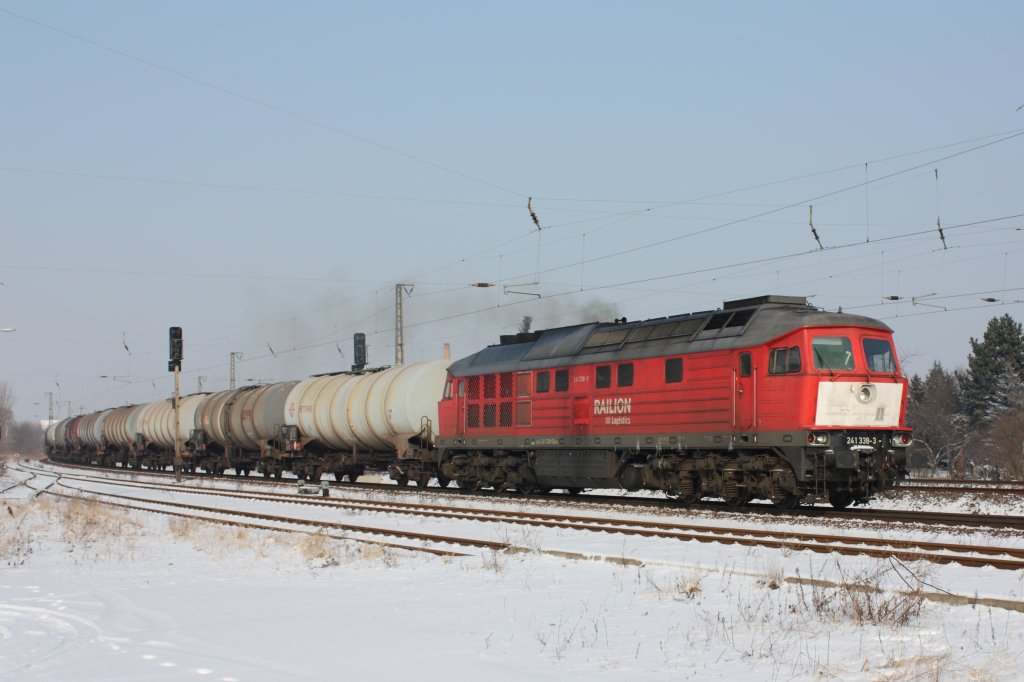 241 338-3 mit einem Kesselwagenzug aus dem Tanklager in Rhsa bei der Einfahrt in den Bahnhof Coswig. Fotografiert am 11.02.2012. 