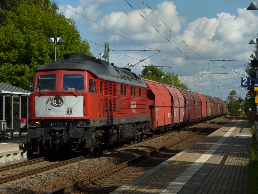 241 338 mit ihren Gigszug von Chemnitz-Kchwald  richtung Zwickau hier in Grna am 21.9.10