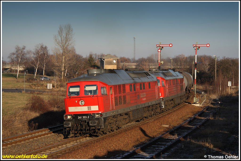 241 353 und ihre Schwesterlok 241 697 dröhnen im zauberhaften Nachmittagslicht des 30.12.08 mit einem vollen Kesselwagenzug zum Tanklager Rhäsa bei Nossen durch den Bahnhof Deutschenbora.