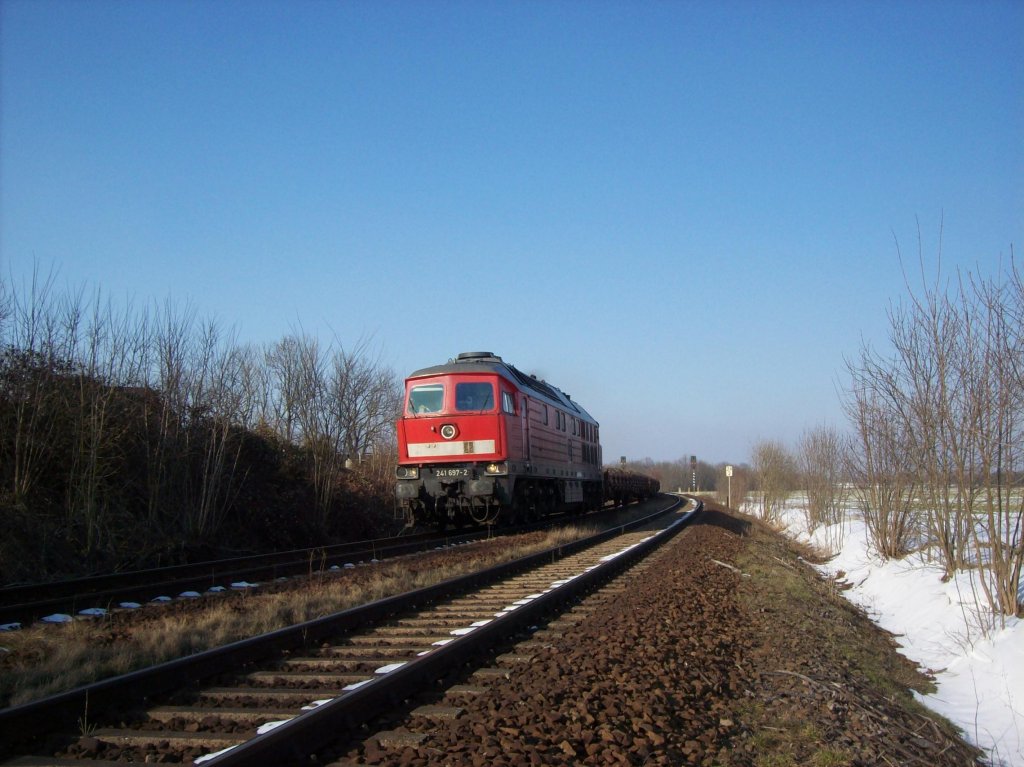 241 697-2 mit einem Flachwagenganzzug aus Richtung Leipzig nach Zeitz unterwegs bei Grodalzig 09.03.2010