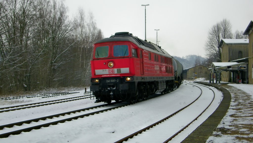 241 698-2 kommt mit einem leeren Kesselzug aus Richtung Nossen durch den Bahnhof Rowein gebraust (13.2.2013)