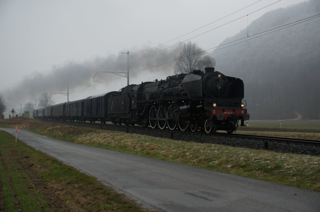241. A. 65 dampft am 31.03.2013 bei leider ziemlich trbem Wetter von Koblenz Richtung Baden, aufgenommen bei Siggenthal-Wrenlingen.