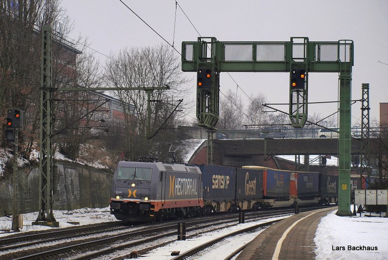 241.001  Kenobi  von HECTORRAIL durchfhrt am 23.01.10 mit dem Van-Dieren Zug von Norrkping nach Wanne-Eickel Hamburg-Harburg ausnahmsweise mal uf dem Westgleisen des Bahnhofes.