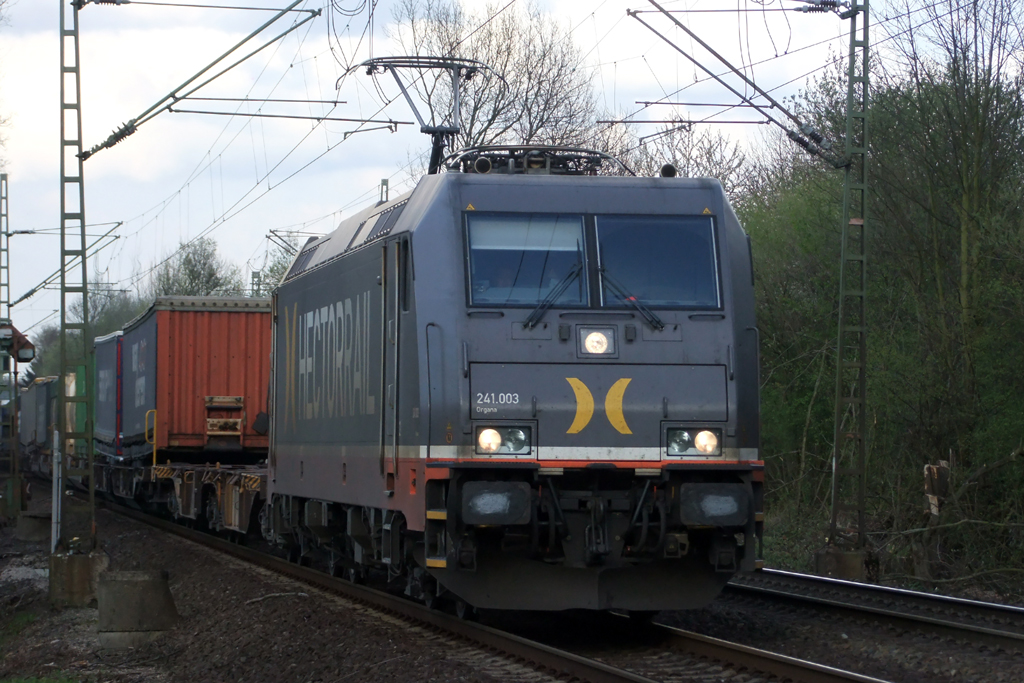 241.003 auf der Hamm-Osterfelder Strecke in Recklinghausen-Suderwich 11.4.2012