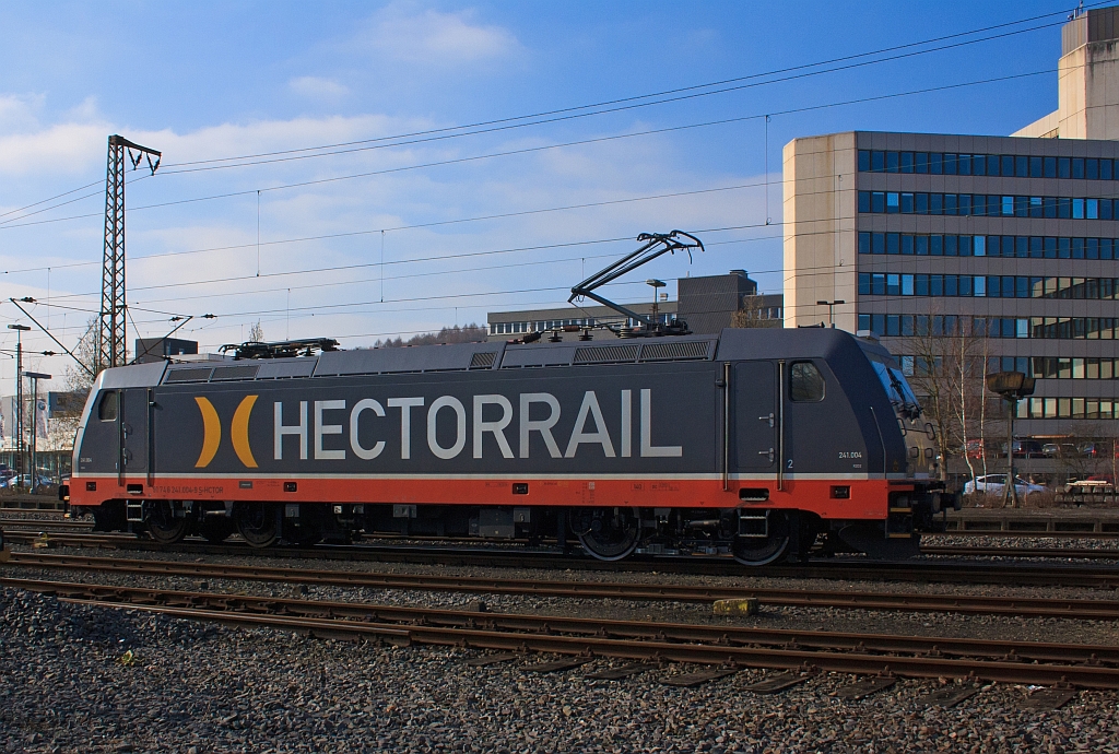 241.004  R2D2  der HECTOR RAIL am 21.02.2011 in Siegen-Weidenau abgestellt, die Lok war bei Bombardier im Werk Netphen (Dreis-Tiefenbach) zur Untersuchung.  Die 241 ist eine Bombardier TRAXX F140AC2.  