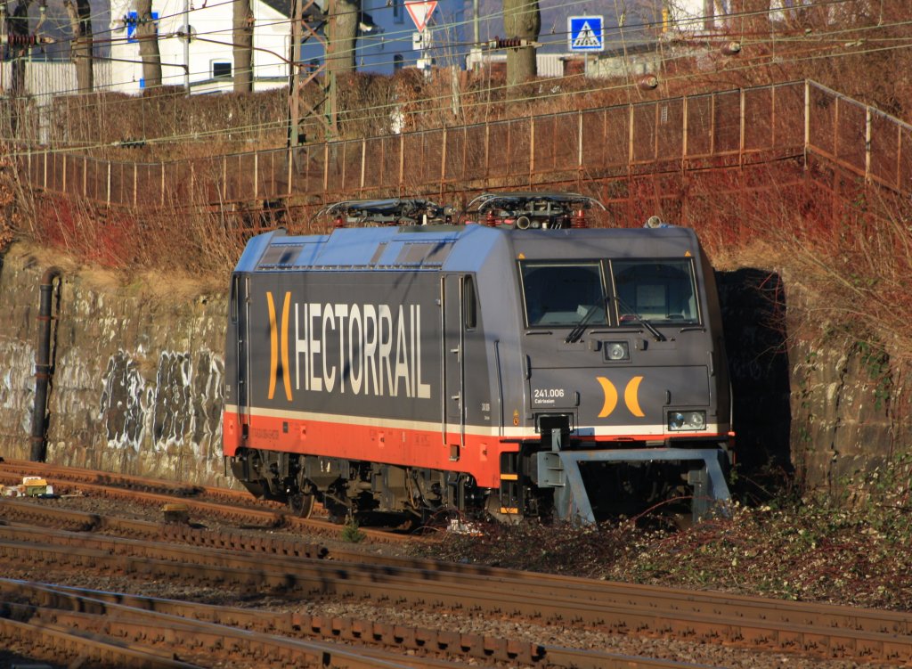 241.006  Calrissan  der HECTOR RAIL am 29.01.2011 in Siegen-Weidenau abgestellt. Hector Rail ist ein schwedisches EVU im Gterverkehr. Haupteigentmer ist die norwegische Reedereifamilie Hegh. Die 241 ist eine Bombardier TRAXX F140AC2.  Es sind Zweisystemloks, um auch in Dnemark eingesetzt werden zu knnen, die im wesentlichen der deutschen Baureihe 185.2 entsprechen. 