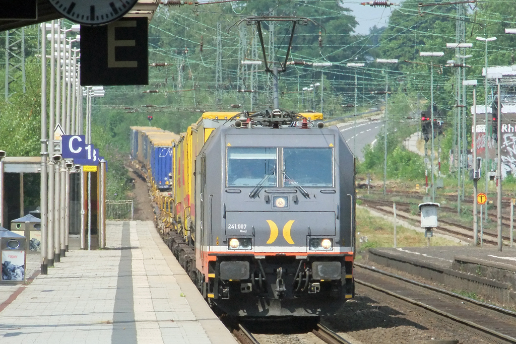 241.007 der Hectorail bei der Durchfahrt in Recklinghausen 11.7.2010