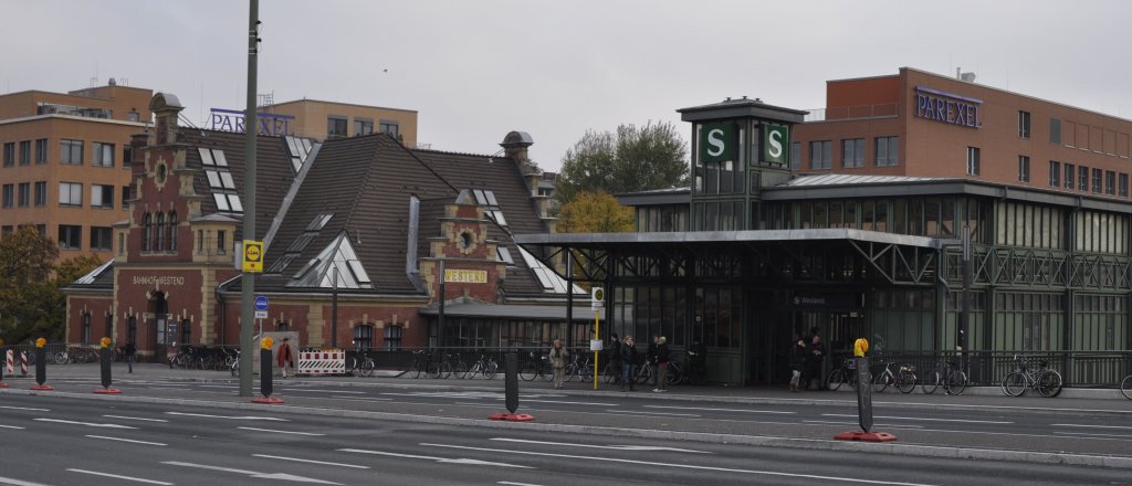 24.10.11 ; Bf Westend, altes Bahnhofsgebude und neuer Eingang