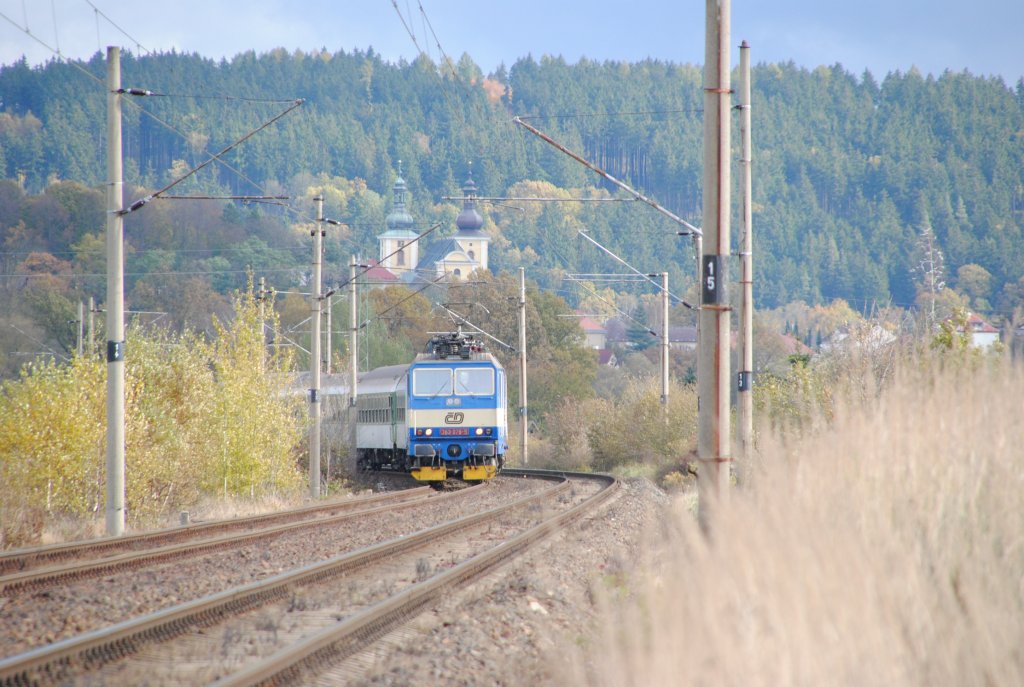 24.10.2010 13:29 ČD Baureihe 363 079-5 mit einem Schnellzug (R) aus Praha hl.n. nach Cheb vor der Kulisse des Ortes Kynperk nad Ohř.