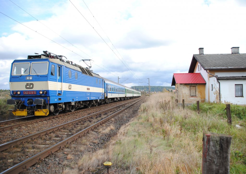 24.10.2010 13:29 ČD Baureihe 363 079-5 mit einem Schnellzug (R) aus Praha hl.n. nach Cheb kurz nach dem Bahnhof Kynperk nad Ohř. 

