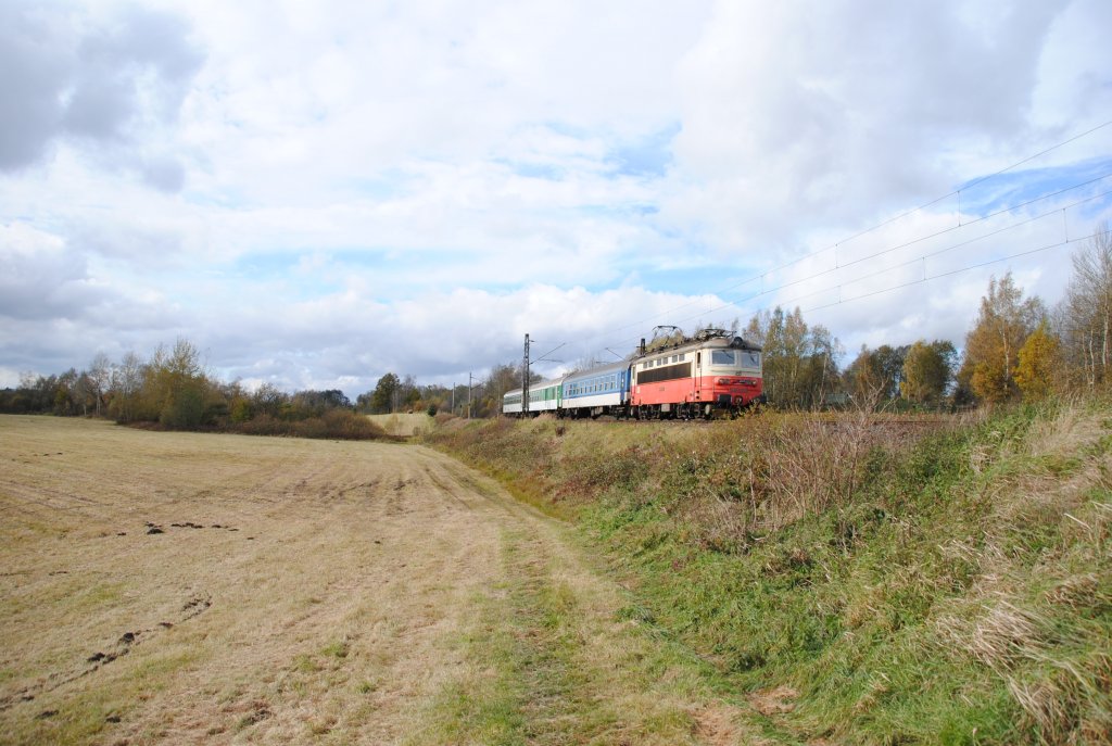 24.10.2010 13:30 ČD Baureihe 242 222-8 als Personenzug (Os) aus Cheb nach Klterec nad Ohř in der Nhe das Ortes Kynperk nad Ohř.