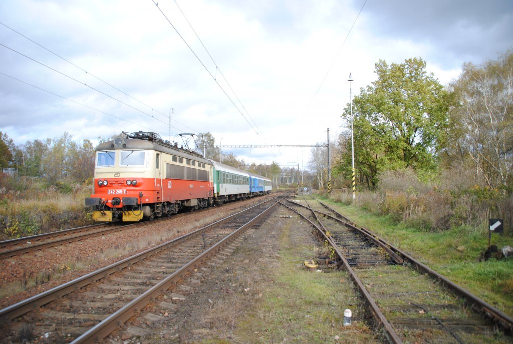 24.10.2010 14:07 ČD Baureihe 242 265-7 als Personenzug (Os) aus Klterec nad Ohř nach Cheb bei der Einfahrt in den Bahnhof Nebanice.