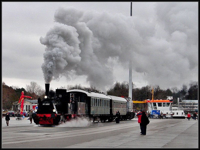 24.11.07 55 Jahre Seehafen Stralsund. Zur Feier des Tages pendelt 89 6009 zwischen dem Stralsunder Nord-und Sdhafen hin und her. Hier fhrt der Dampfer vom Sdhafen ab. 