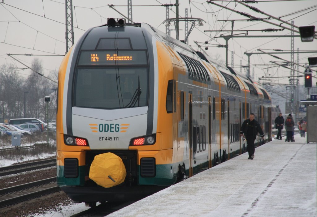 24.1.2013 Ludwigsfelde. 445.111 kehrt am Bahnsteig.