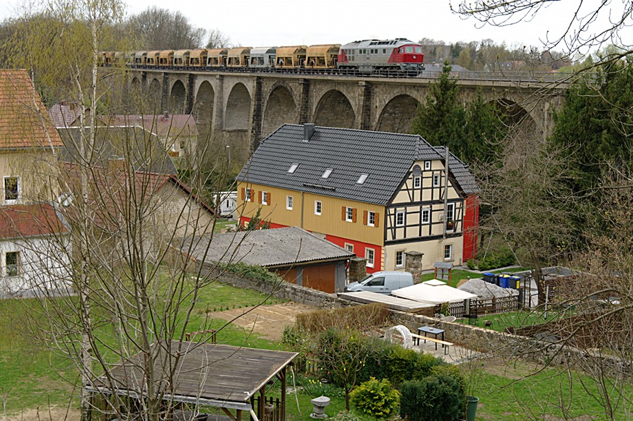 242 001-6 am 08.04.2011 in Demitz-Thumitz