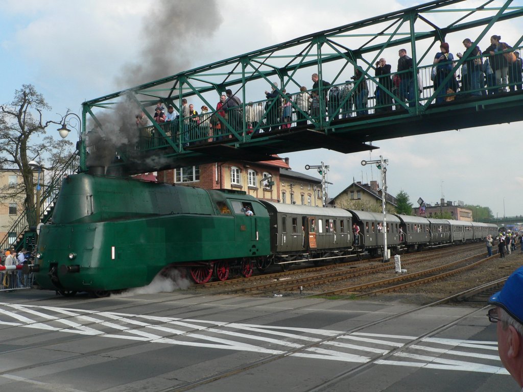 242 001 mit dem Sonderzug nach Stefanowo auf der Dampflokparade Wolsztyn, 2.5.2010