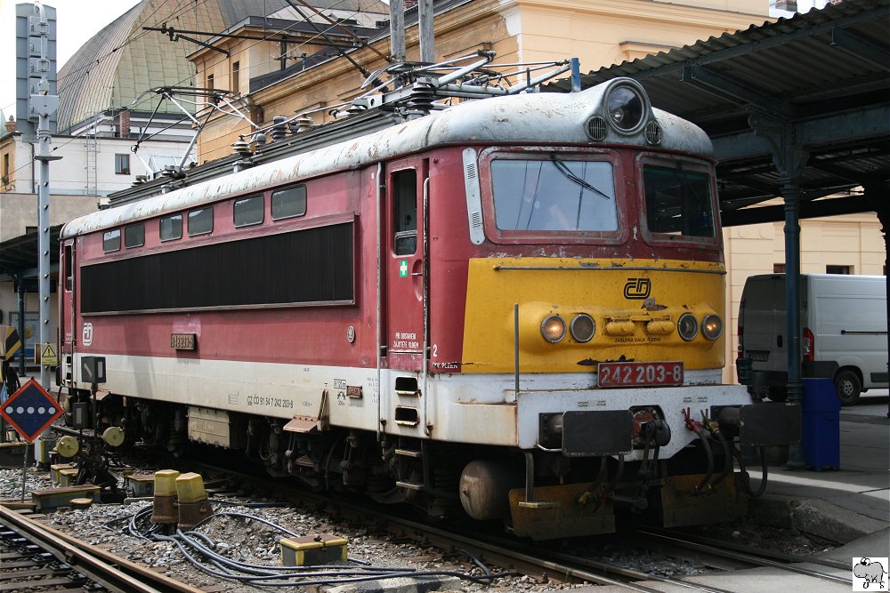 242 203-8 rangiert am 7. Juni 2012 im Bahnhof Plzeň (Pilsen).